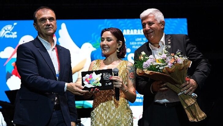 Büyükçekmece’deki Melek Mosso Konserinde İzdiham Yaşandı
