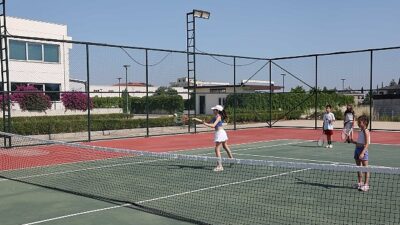 Büyükşehir Belediyesi Döşemealtı’nda yeni tenis kursu açtı