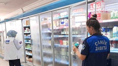 Canik Belediyesi Zabıta Müdürlüğü grupları, ilçedeki marketlerde satışa sunulan soğuk besin eserlerine yönelik kontrol gerçekleştirdi.
