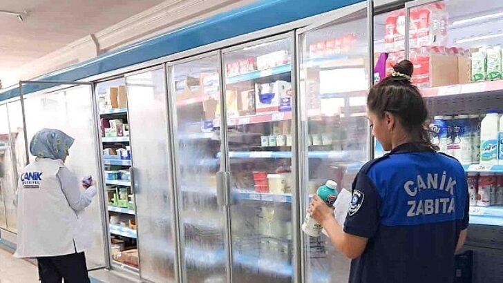 Canik Belediyesi Zabıta Müdürlüğü grupları, ilçedeki marketlerde satışa sunulan soğuk besin eserlerine yönelik kontrol gerçekleştirdi.