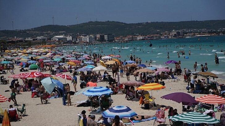 Çeşme Belediyesi plajları bir defa daha Mavi Bayrak kazandı