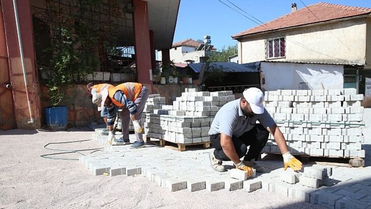 Çiğli’de yol ve park çalışmaları sürat kesmeden sürüyor