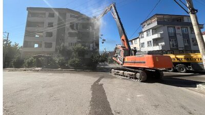 Derince’de ağır hasarlı binaya birinci kepçe vuruldu