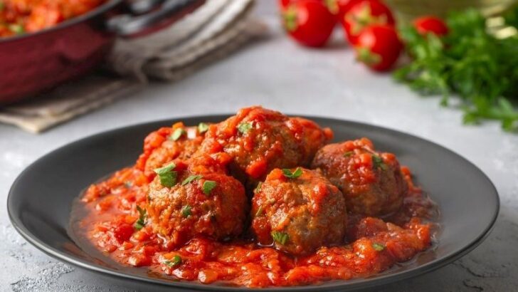 Domates Soslu Köfte Tarifi