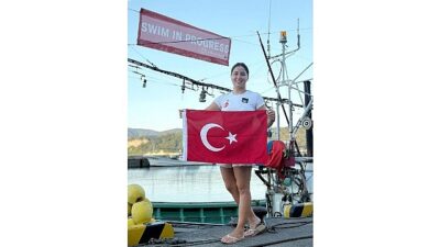 Ege Üniversitesi mezunu ulusal yüzücü Bengisu Avcı tarihi bir muvaffakiyete daha imza attı