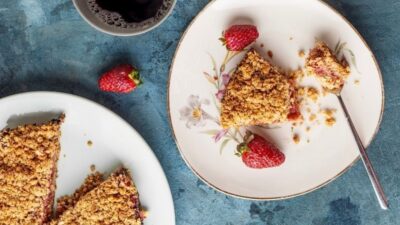 Glutensiz Çilekli Crumble Tarifi