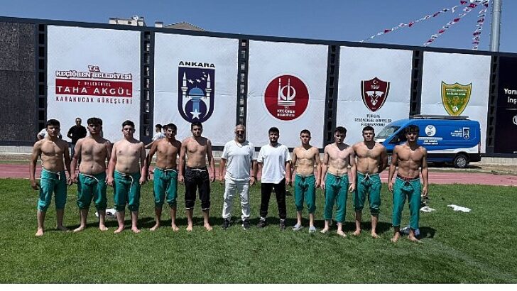 Güreşçiler Dualı Çayırda Gayret Etti