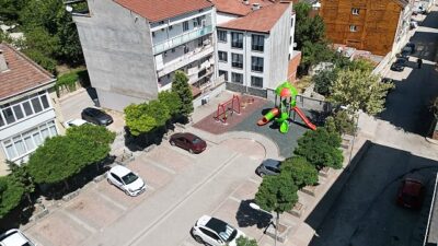 İnegöl Belediyesi Eskiyen Çocuk Parklarını Yeniliyor