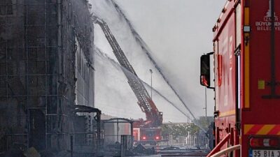 İzmir İtfaiyesi ALOSBİ’deki fabrika yangınını süratle söndürdü
