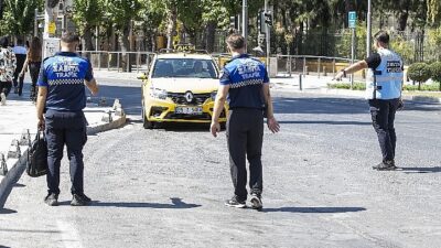 İzmir’de zabıta takımlarından yolcu kılığında taksi kontrolü
