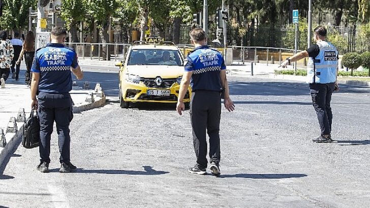 İzmir’de zabıta takımlarından yolcu kılığında taksi kontrolü
