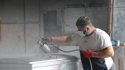 Kandıra Belediyesi, Çöp Konteynerlerini Tamir Ederek Tasarruf Sağlıyor