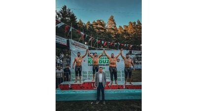 Kemer Belediye güreşçileri kürsüye çıktı