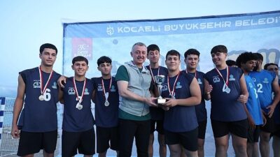 Lider Büyükakın, gençlerin gücüne ortak oldu; Plaj Şenlikleri Sekapark’ta başladı