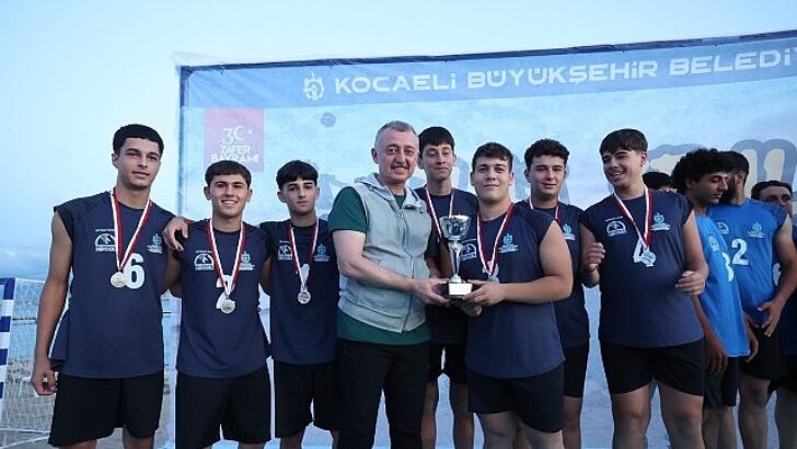 Lider Büyükakın, gençlerin gücüne ortak oldu; Plaj Şenlikleri Sekapark’ta başladı