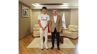Lider Büyükakın İzmitli şampiyonu kutladı