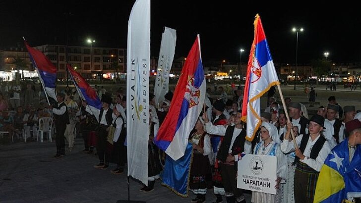 5 ülke, 17 halk dansları takımı ve 700 dansçıyla şenlik bu yıl da görkemli geçti