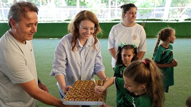 Abiş, minik sportmenler ve anneleriyle alanda buluştu