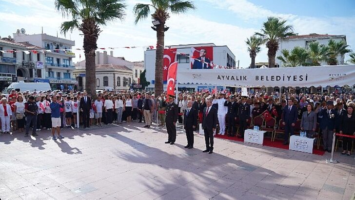 Ayvalık’ın düşman işgalinden kurtuluşunun 103. yılı, Cumhuriyet Meydanı’nda düzenlenen etkinliklerle coşkuyla kutlandı.