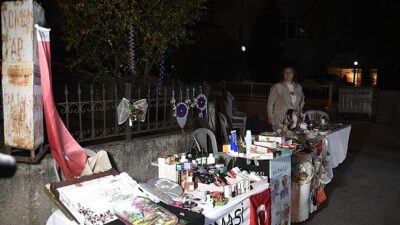 Bu sokakta cümbüş ve alışveriş bir ortada