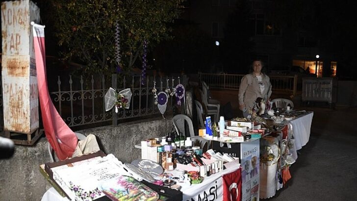 Bu sokakta cümbüş ve alışveriş bir ortada