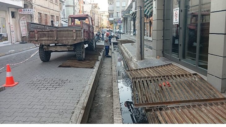Burhaniye’de menfez ve mazgal temizlikleri başladı
