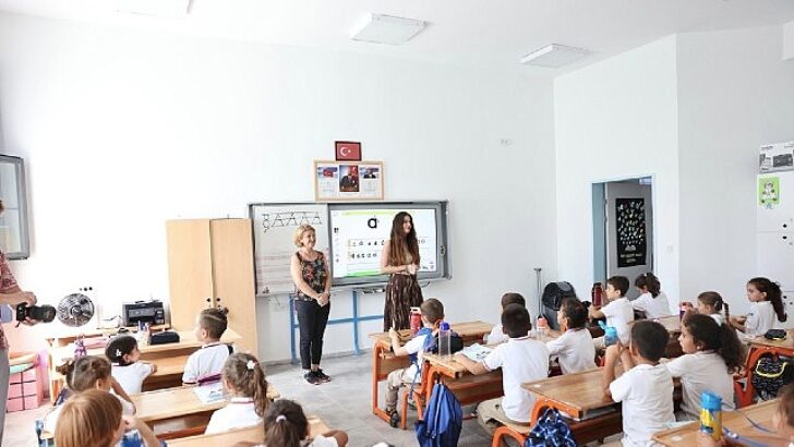 Çeşme Belediyesi’nden ilkokula başlayan öğrencilere güzel geldin ikramı
