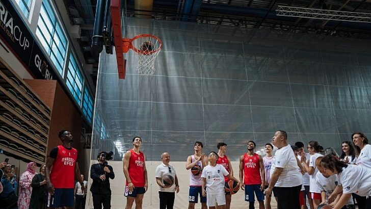 Corendon Turizm Grubu ve ZİÇEV Çocukları, Anadolu Efes Antrenmanını Ziyaret Etti