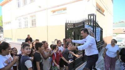 Dikili Belediyesi’nden minik öğrencilere eğitim seti takviyesi