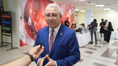 EÜ’de Rektör Prof. Dr. Budak çiçeği burnunda Egelilerin kayıt heyecanına ortak oldu