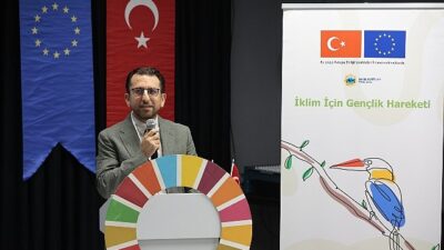 Gençler iklim hareketi için Konak’ta tepe yaptı