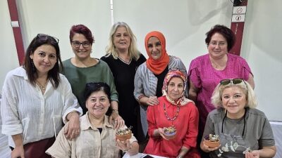 Gölcük’te Bayanlar Kendi Mumlarını Tasarladı