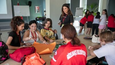 Güzelbahçe Belediyesi’nden Kız Futbol Grubuna “Biraz Konuşalım mı?” Eğitimi