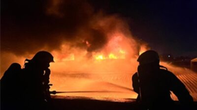 İzmir İtfaiyesi fabrikayı saran alevleri söndürdü