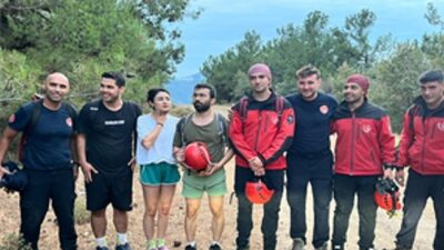 İzmir İtfaiyesi kayalıklarda mahsur kalan üç genci kurtardı