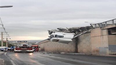İzmir İtfaiyesi kaza sonrası viyadükte asılı kalan tır sürücüsünü kurtardı