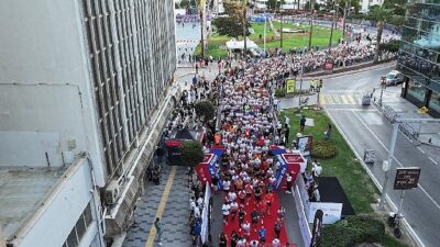 İzmir’de Memleketler arası 9 Eylül İzmir Yarı Maratonu renkli manzaralara sahne oldu