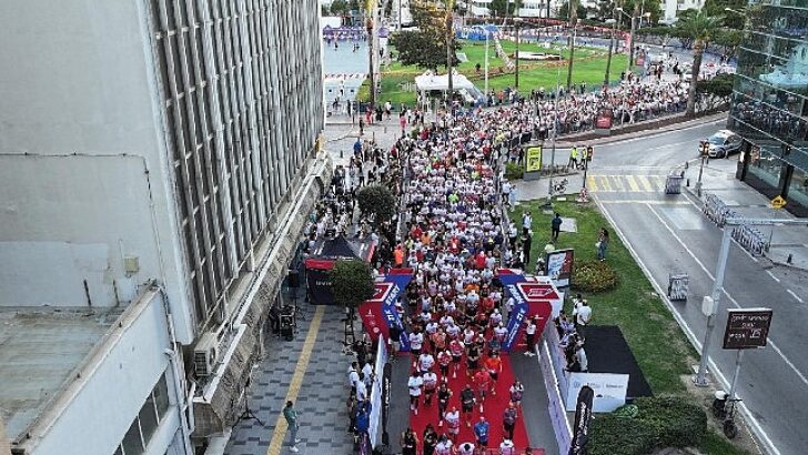 İzmir’de Memleketler arası 9 Eylül İzmir Yarı Maratonu renkli manzaralara sahne oldu