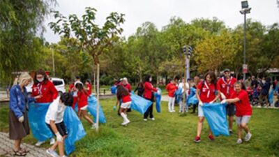 İzmirlilerden dünya rekoru için kıyı paklığı