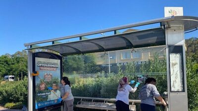 Kemer’de otobüs durakları temizleniyor