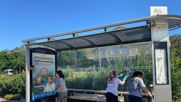 Kemer’de otobüs durakları temizleniyor
