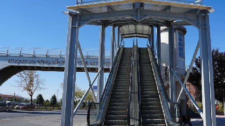 Konya Büyükşehir, Üniversite Öğrencilerinin Ağır Kullandığı Yaya Üst Geçidine Yürüyen Merdiven Kazandırdı