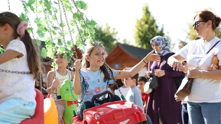 Küçükçekmece’de 90’lar konseptli Yaza Veda Şenliği büyük ilgi gördü