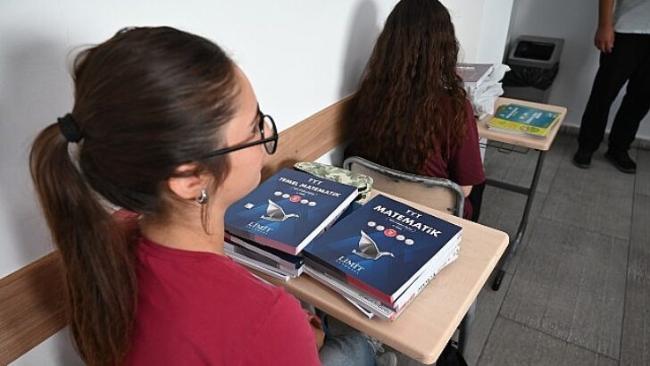 Kurs öğrencilerine fiyatsız kitapları dağıtıldı