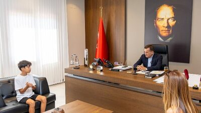 Lider Abdullah Özyiğit, minik çevreci Aras Kayretli ile buluştu