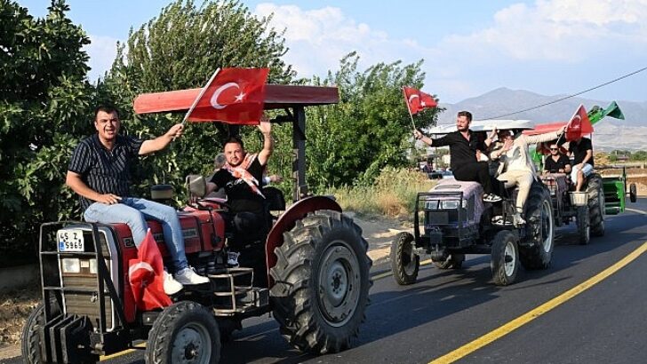 Lider Dutlulu Ilgın Mahallesi’nde Traktör Konvoyu ile Karşılandı