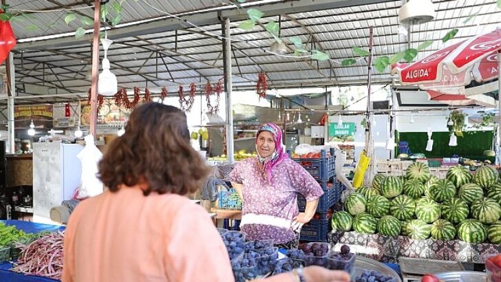 Lider Hatice Gençay, Mavişehir Halk Pazarı’nı Ziyaret Etti