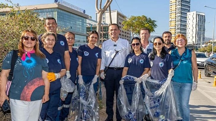 Lider Özyiğit, vatandaşlarla birlikte etraf paklığı yaptı