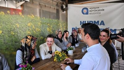 Lider Vekili Özdemir bitki üretim tesisini gezdi