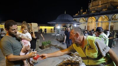 Mevlit Gecesi’nde Kandil Simidi ve Şerbet Dağıtıldı